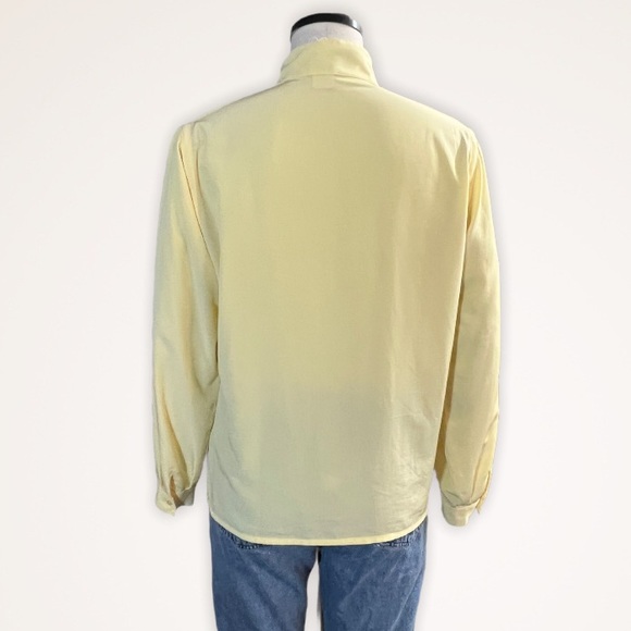 🌼Buttercup yellow button-down blouse - Picture 4 of 6